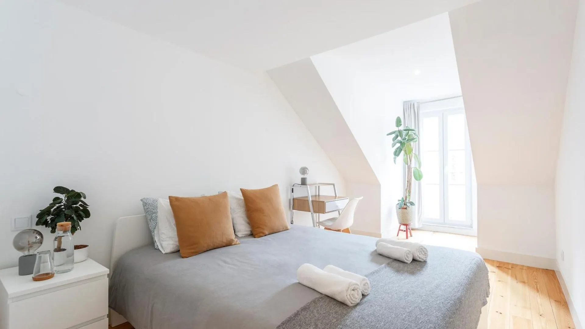 Suite In Cozy Apartment In Chiado In Shared House Lisboa Portugal