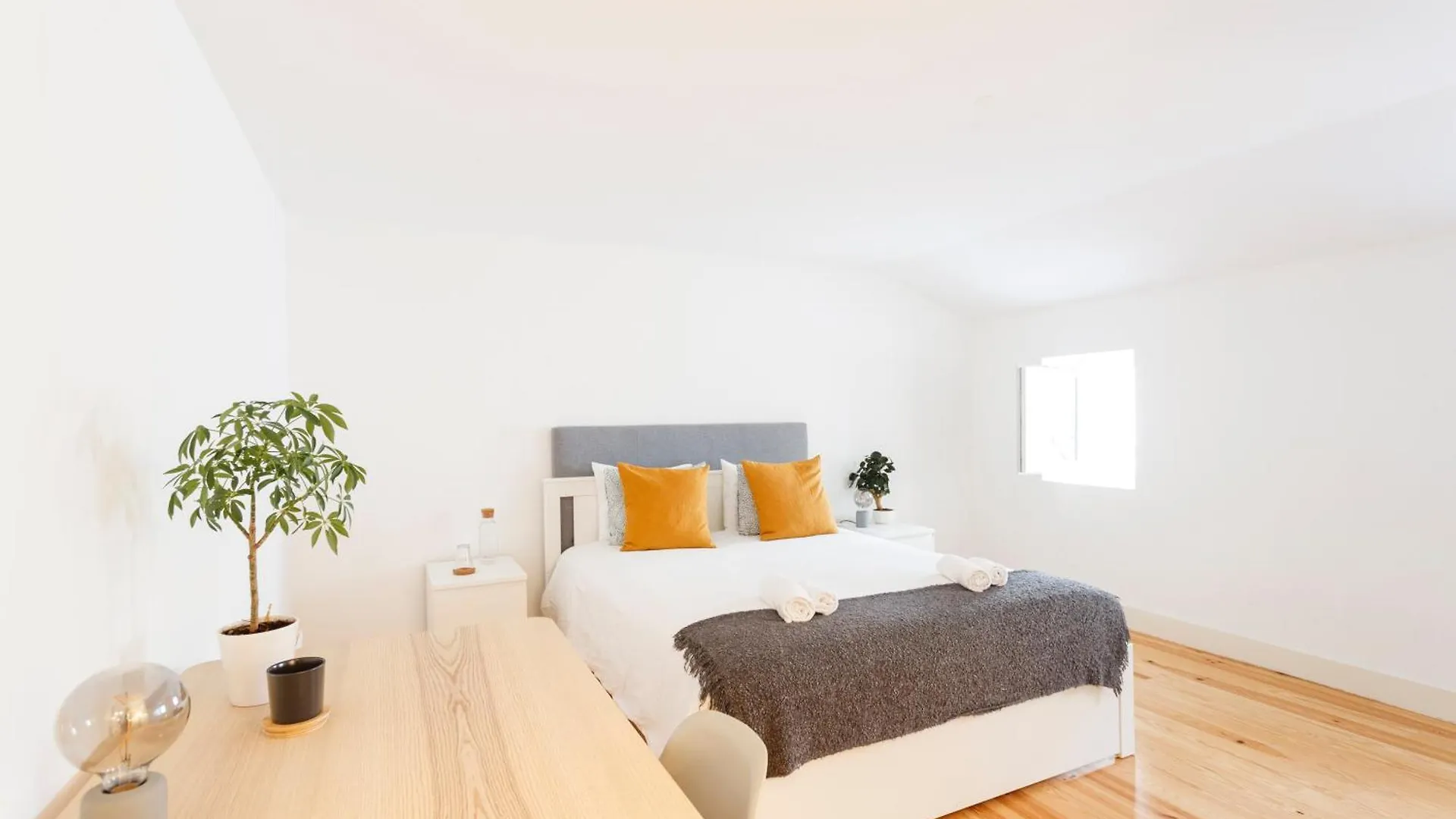 Suite In Cozy Apartment In Chiado In Shared House Lisboa Pensionat