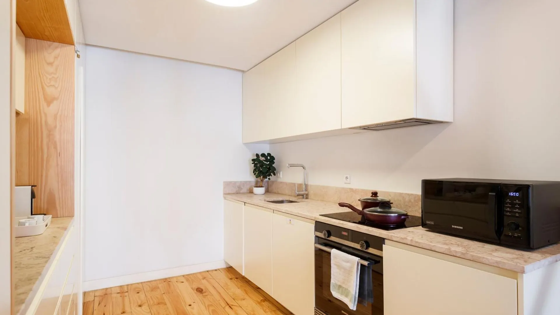 Suite In Cozy Apartment In Chiado In Shared House Lisboa Portugal
